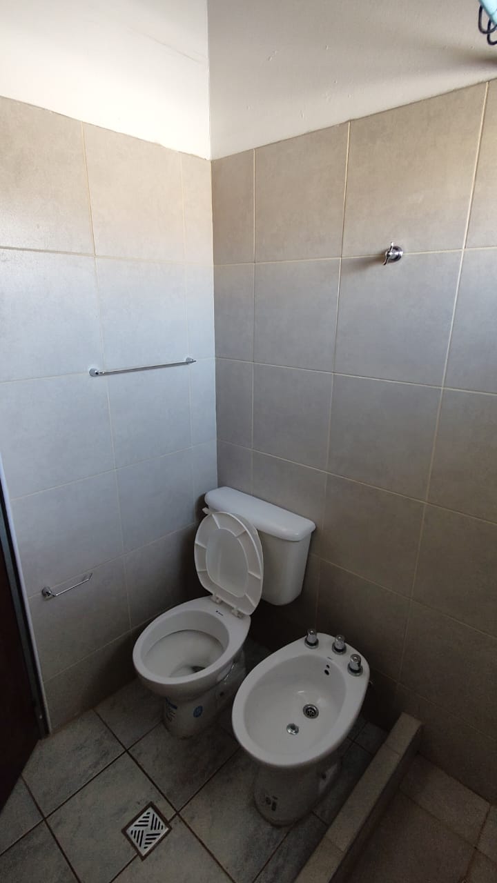 Excelente Departamento adyacente b° municipal - Imagen 9